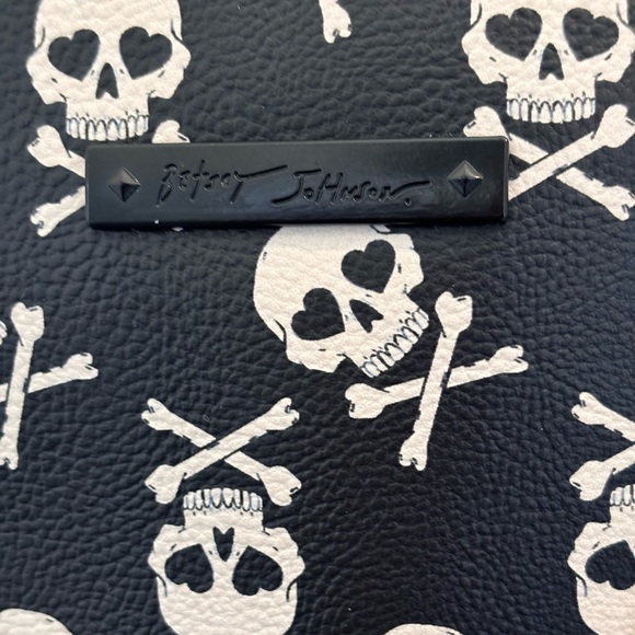 NWOT Betsey Johnson XOMINDY Black Cream Skull Faux Leather Crossbody wCoin Purse - Picture 6 of 8